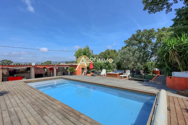 Villa de plain-pied o Studio indépendant o Piscine o 1 243 m