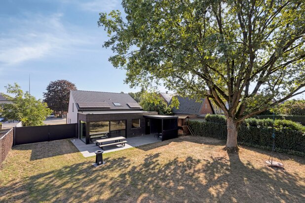 Prachtige villa te koop in Muizen met 5 kamers en giga-tuin!