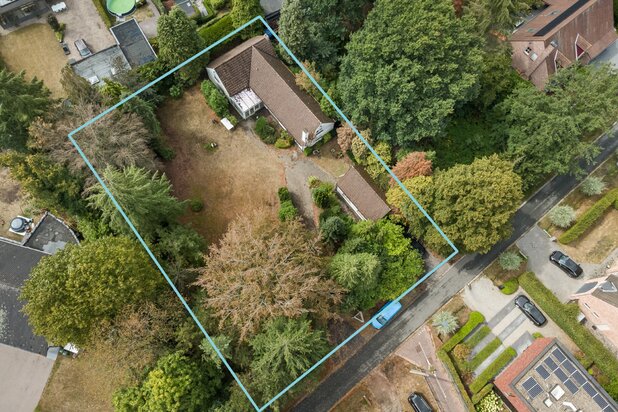 Authentieke villa met bouwgrond te koop