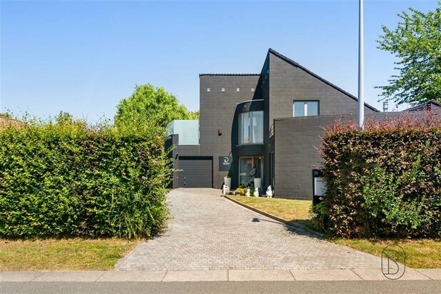 Instapklare mooie villa met 3 slk.