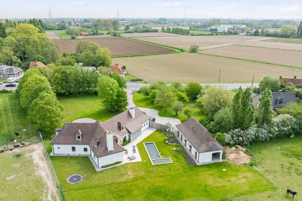 Prachtig gerenoveerd landhuis met paardenstallen, zwemvijver en totale privacy op 13.459 m