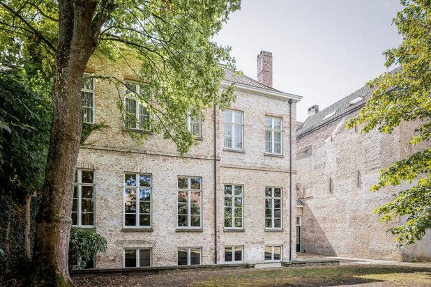 Monumentaal herenhuis met parktuin