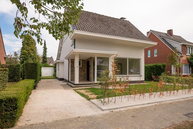 Karaktervolle vrijstaande woning in Hove