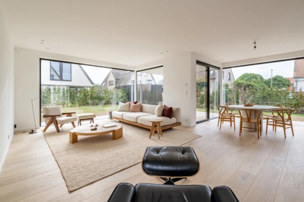 Moderne nieuwbouw villa met vier slaapkamers, tuin en garage