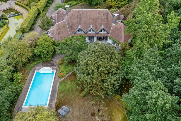 Ruime villa met buitenzwembad op 4.561 m² te Pelt