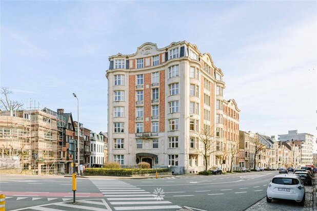 Karaktervol en ruim appartement in historisch gebouw met prachtig uitzicht over Citadelpark