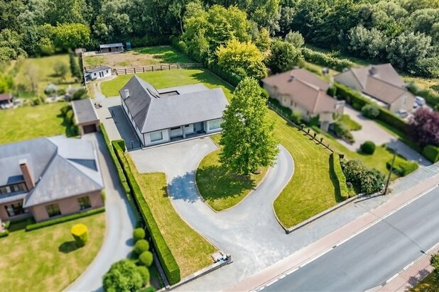 Sublieme villa op een uniek domein van ca. 50 are