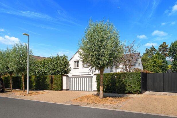 Alleenstaande villa met 5 slaapkamers met perfecte oriëntatie aan de Keuvelhoek.