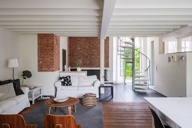 Ruime loft met industrieel karakter en twee terrassen, gelegen op de tweede bouwlijn aan de Lousbergskaai.
