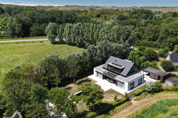 Luxueuze architectenvilla met zwemvijver vlak aan zee