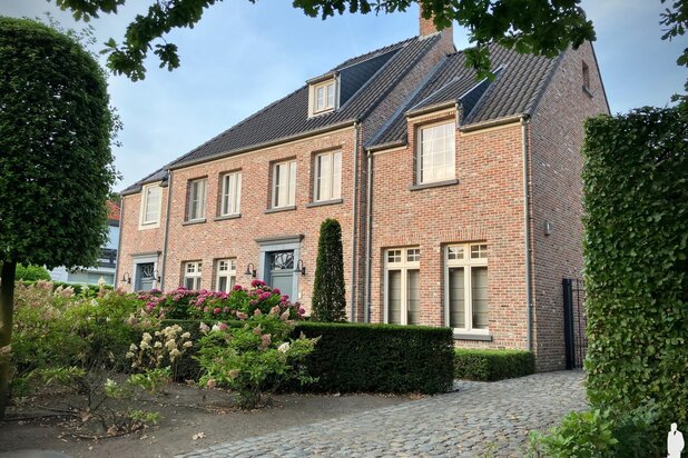 Landelijke, instapklare woning met 4 slpk., 2 bdk. en een prachtige tuin te Minderhout