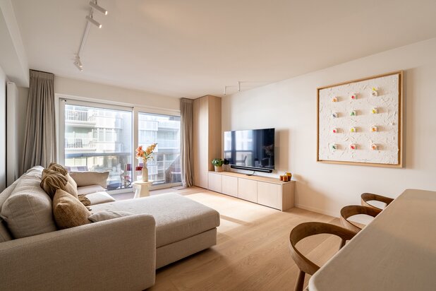 Appartement ensoleillé avec vue latérale sur la mer