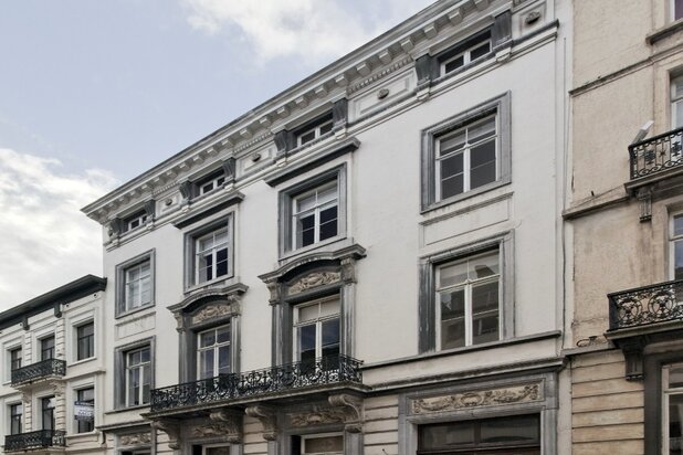 Prachtig Haussmann-appartement van ± 180 m² – 2 slaapkamers, terras & parking