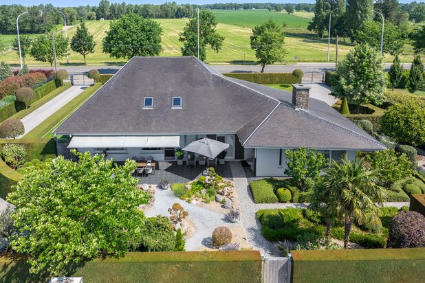 Villa met potentieel in Oostmalle en mogelijkheid tot aankoop achtergelegen weilanden