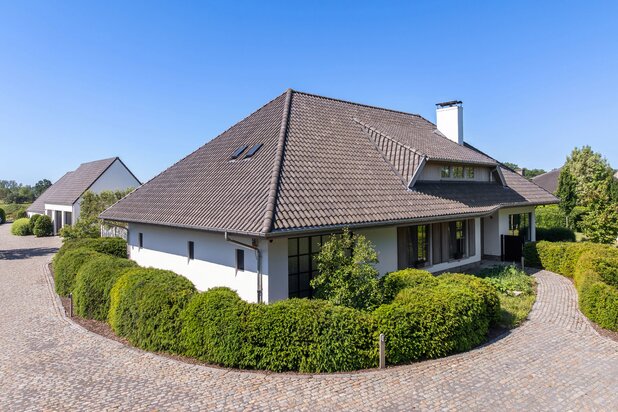 Luxueuze villa met bijgebouw en mogelijkheid tot aankoop achtergelegen weilanden.
