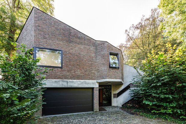 A '70s villa with a touch of brutalism and a woodland garden