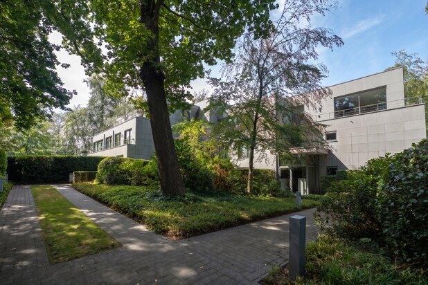 Uccle, schitterend penthouse met ruim terras en zwembad.