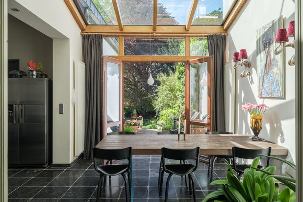 Hôtel de maître exceptionnel avec magnifique jardin et possibilité de parking à proximité de la Gare du Midi.