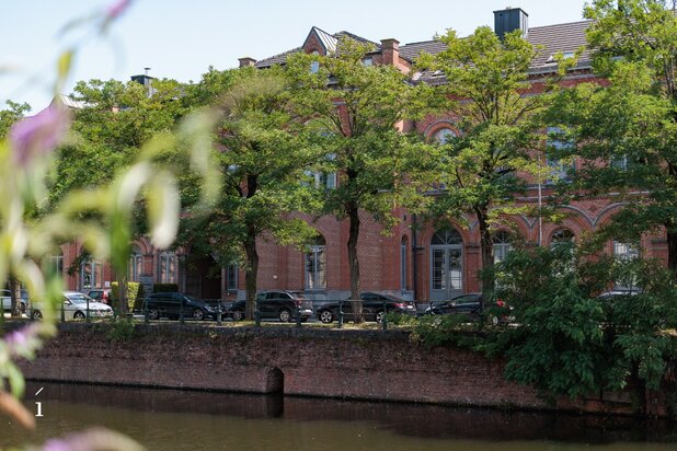Authentieke kantoorloft met hoge plafonds aan de visserij