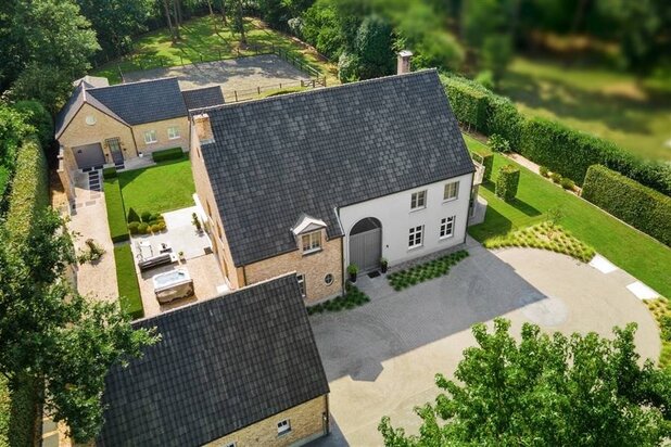 Exclusive villa with a guesthouse and equestrian facilities on approximately 5,000 m²