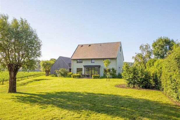 Toffe villa met bijgebouw en tuin met prachtig zicht