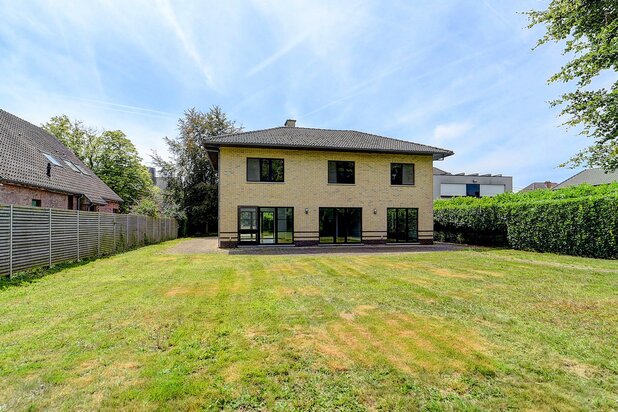 Villa met ruime tuin (45are) op TOP-locatie