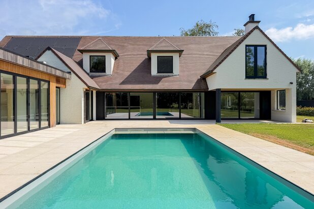 Te koop, Exclusieve villa met verwarmd zwembad op een uitzonderlijk perceel (ca.3376m²) te Avelgem!