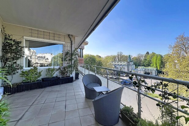 Mooi appartement met terrassen en parking