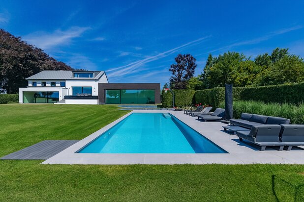 Villa contemporaine avec vue dans les champs