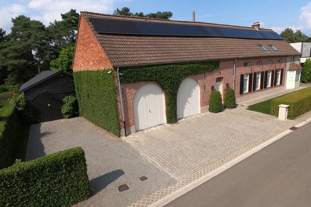 Ruime gerenoveerde hoeve met prachtige parktuin op ca 18,5a