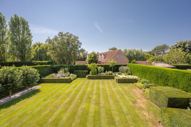 Allenstaande villa rustig gelegen in een residentiële omgeving aan de rand van Knokke.