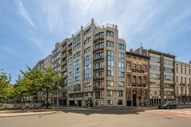 Royaal en energiezuinig hoekappartement (EPC B/260m²) met 4 slaapkamers, 3 badkamers op gewilde locatie aan het Stadspark – optionele parkings