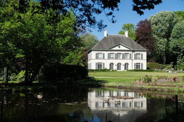 Exclusief landhuis met voormalig koetshuis, gelegen op een prachtig domein van circa 34.000 m² in Evergem