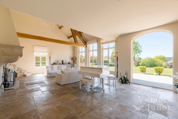 Uitzonderlijke villa van meer dan 1000m² gelegen op een terrein van ± 35 are
