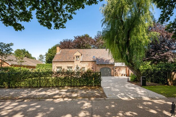 Instapklare tijdloze villa op rustige locatie te Schoten!