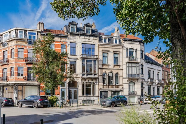 Châtelain – Stunning Mixed-Use Mansion – 694 m² – Spacious