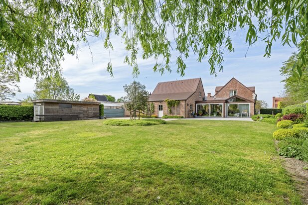 Unieke villa met prachtige tuin, ruime veranda en bijgebouw