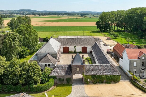 Prestigious Estate Featuring a Quadrangle Farmhouse on 3 Hectares
