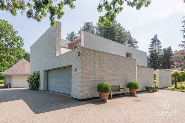 Exclusive Architect Villa with Privacy in 