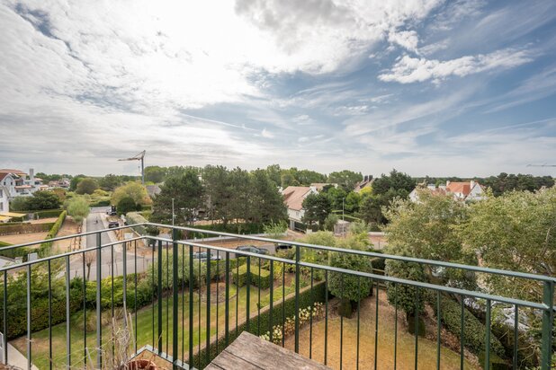 Renovated corner apartment with open views over het Zoute