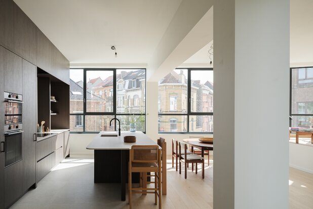 Uniek townhouse-appartement met o.m. 4 slaapkamers, 3 badkamer en een ruim terras.