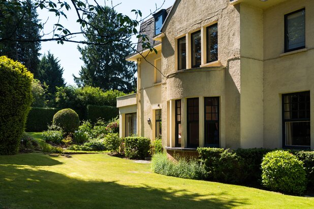 Villa (6slk, 4bdk) met tuin en garages