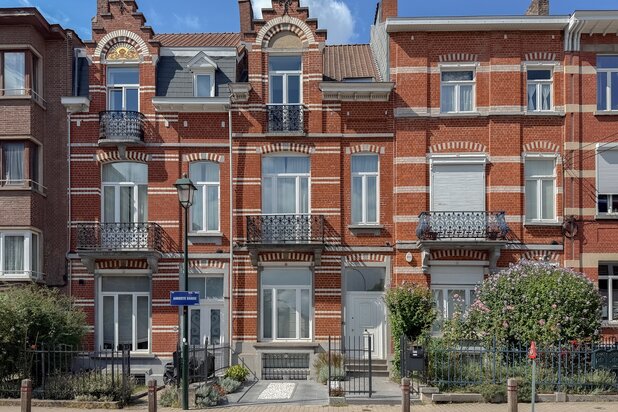Uccle, charmant gerenoveerd huis met 5 slaapkamers en tuin.