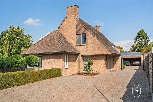 Ruime villa met praktijkruimte in doodlopende straat