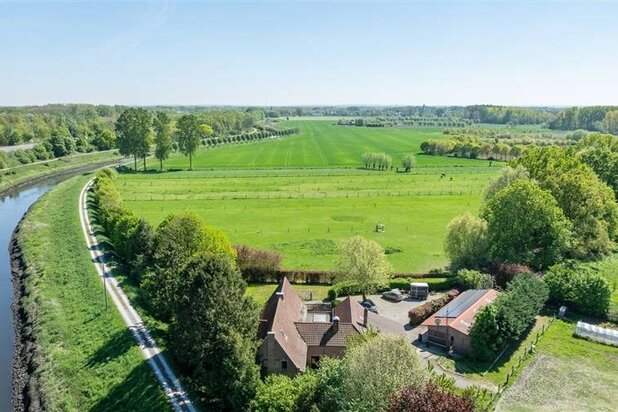 Rustig gelegen woning met weilanden, stallen en duurzame voorzieningen in Zemst