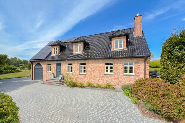 Te koop, Landelijke villa met verwarmd zwembad en weide op unieke ligging te Zarlardinge (Geraardsbergen)!