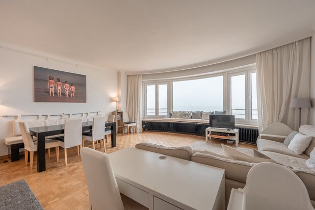 Mooi ongemeubeld appartement met frontaal zeezicht