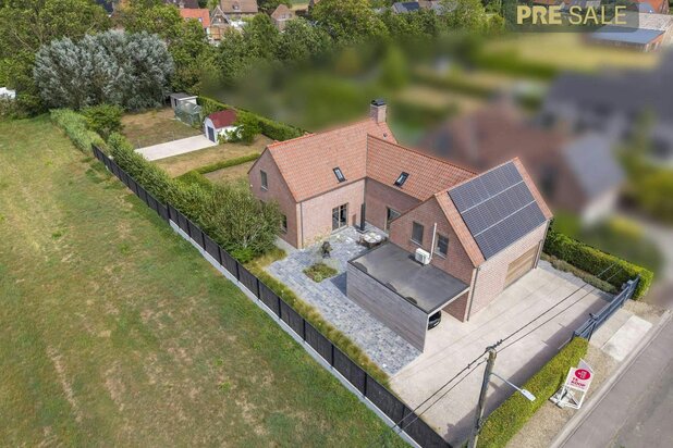 Belle villa (2010) dans un cadre verdoyant à Hérinnes/Pecq