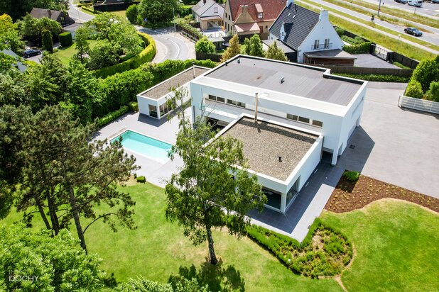 Centraal gelegen moderne ruime villa met appartement of burelen op ca. 5.664m²