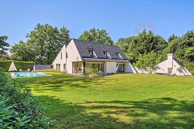 Villa moderniste avec jardin et piscine